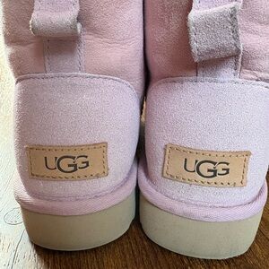 Gorgeous Soft Pink Shorty Uggs. Barely worn. Size 7. Fits like an 8.